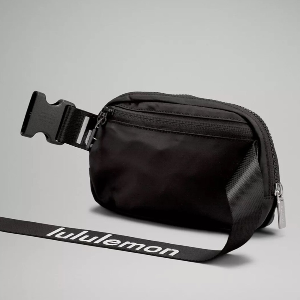 NWT Lululemon Everywhere Belt Bag Wordmark - Picture 5 of 7